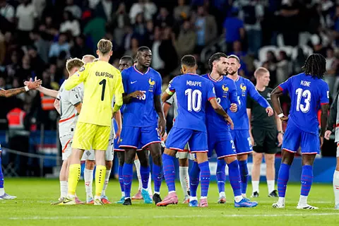 رغم النقص العددي.. فرنسا تهزم أيسلندا بثنائية في تصفيات كأس العالم 2026